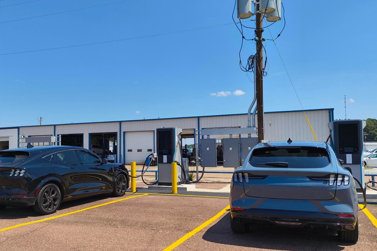 美国 2台320KW 广告型直流快速充电桩