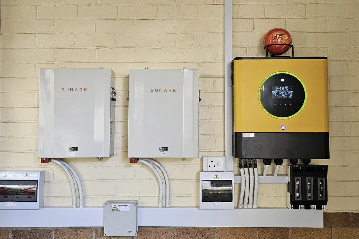 肯尼亚 2 × 5.12kWh 锂电池储能系统