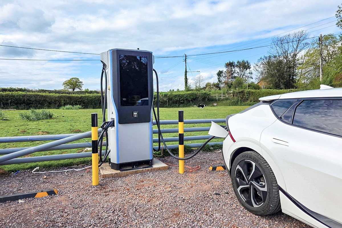 英国 2台320KW 直流快速充电桩