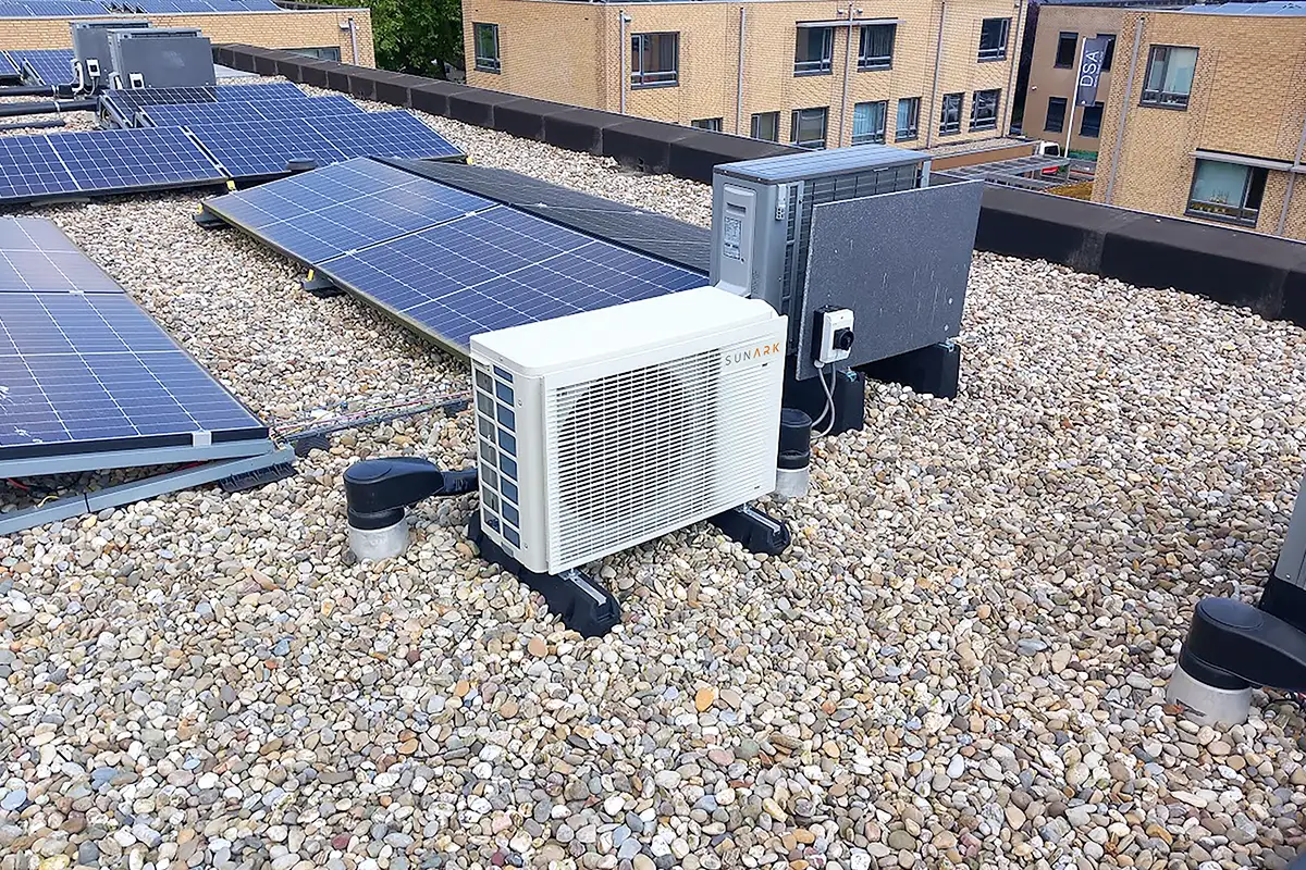 荷兰240000 BTU交直流混合太阳能空调系统