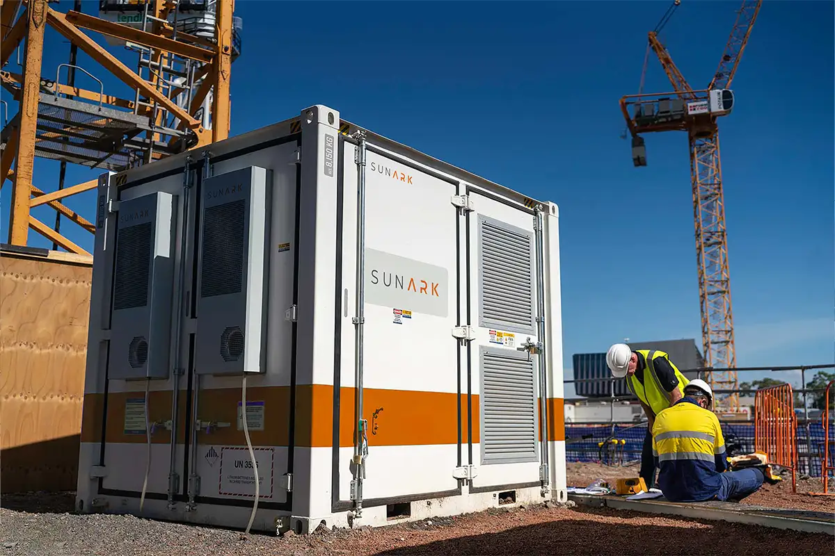 澳大利亚 500kW/500kWh 储能系统 + 100kW 柴油发电机组混合系统