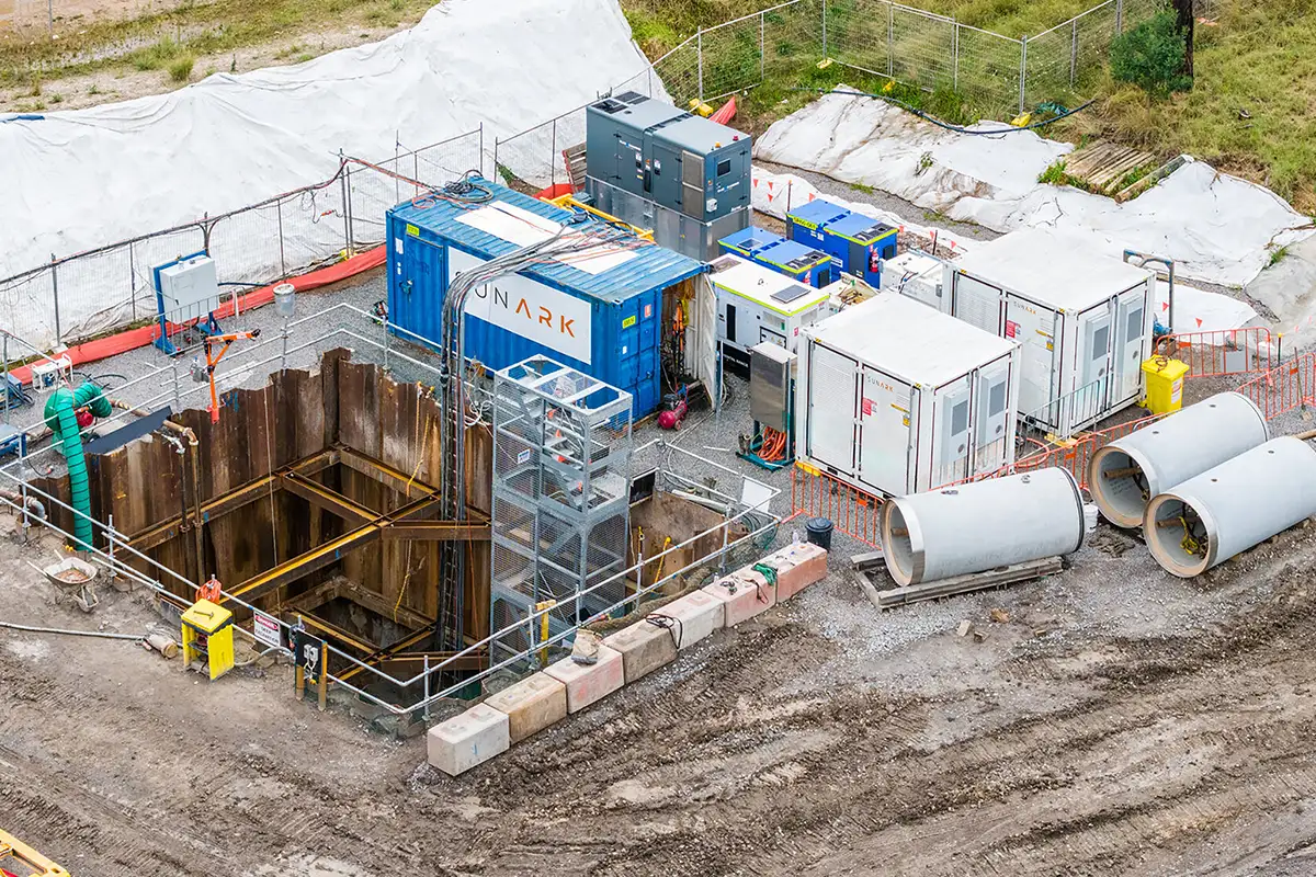 澳大利亚 900kW/900kWh 储能系统 + 270kVA 柴油发电机组混合系统