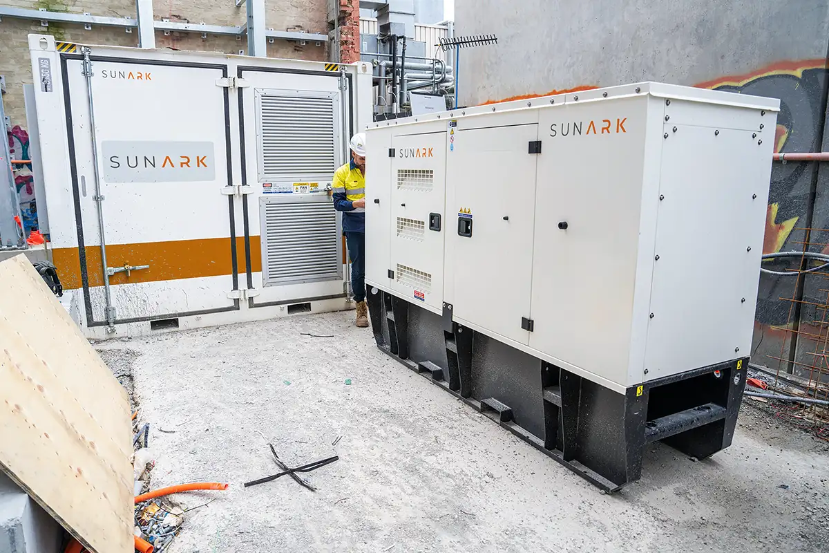 澳大利亚 112kVA/122kWh 储能系统 + 89kVA 柴油发电机组混合系统