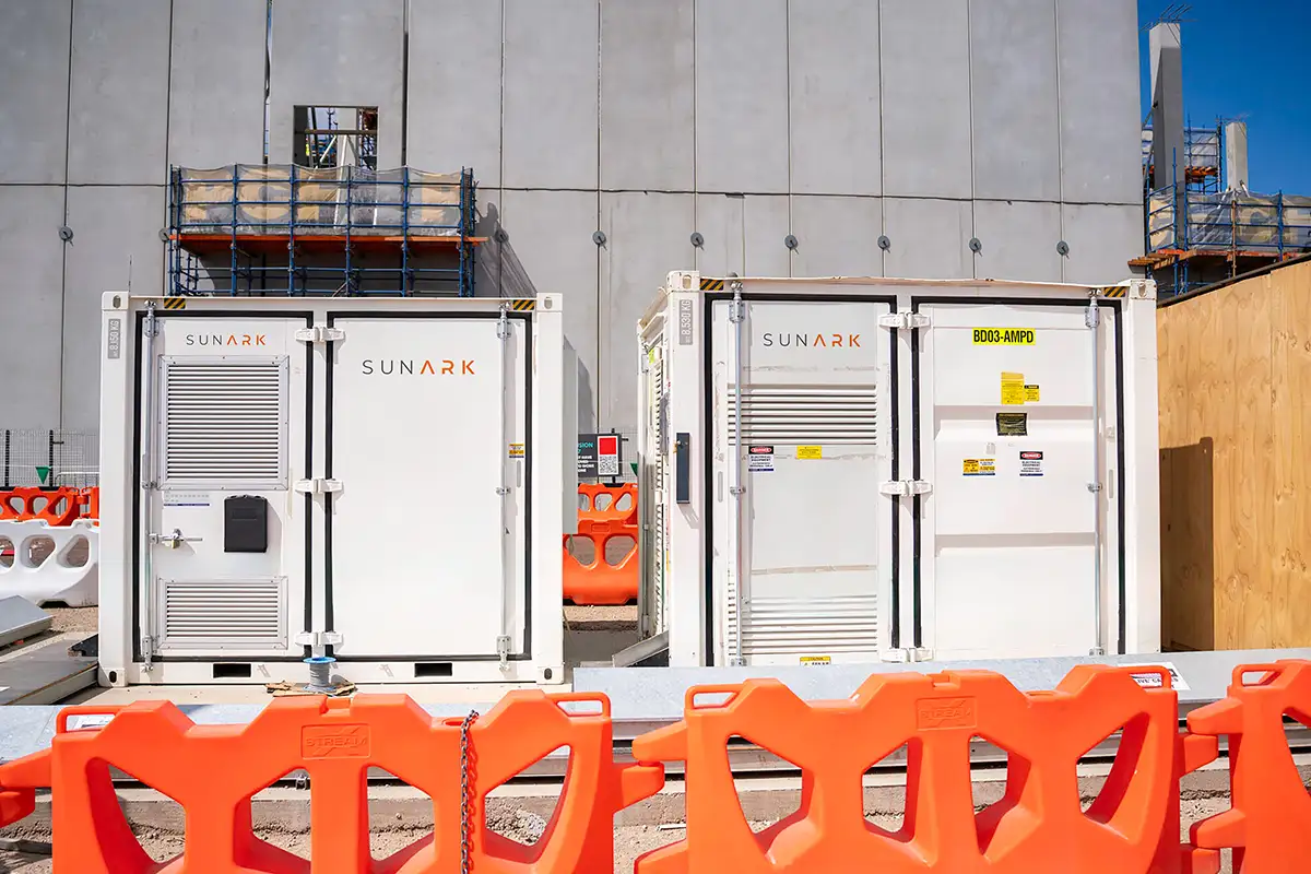 澳大利亚 112kVA/122kWh 储能系统 + 100kVA 柴油发电机组混合系统