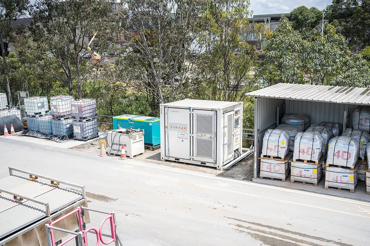 澳大利亚 112kW/122kWh 储能系统 + 100kVA 柴油发电机组混合系统