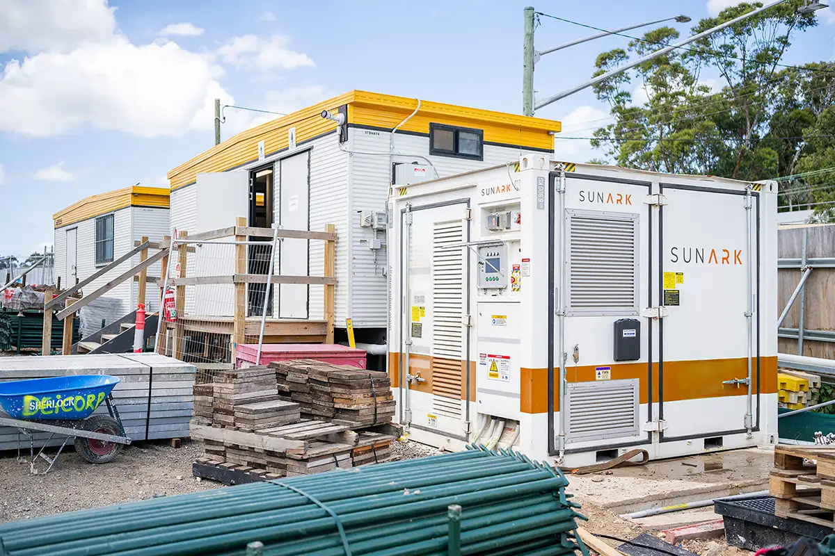 澳大利亚 188kW/204kWh 储能系统 + 100kVA 柴油发电机组混合系统