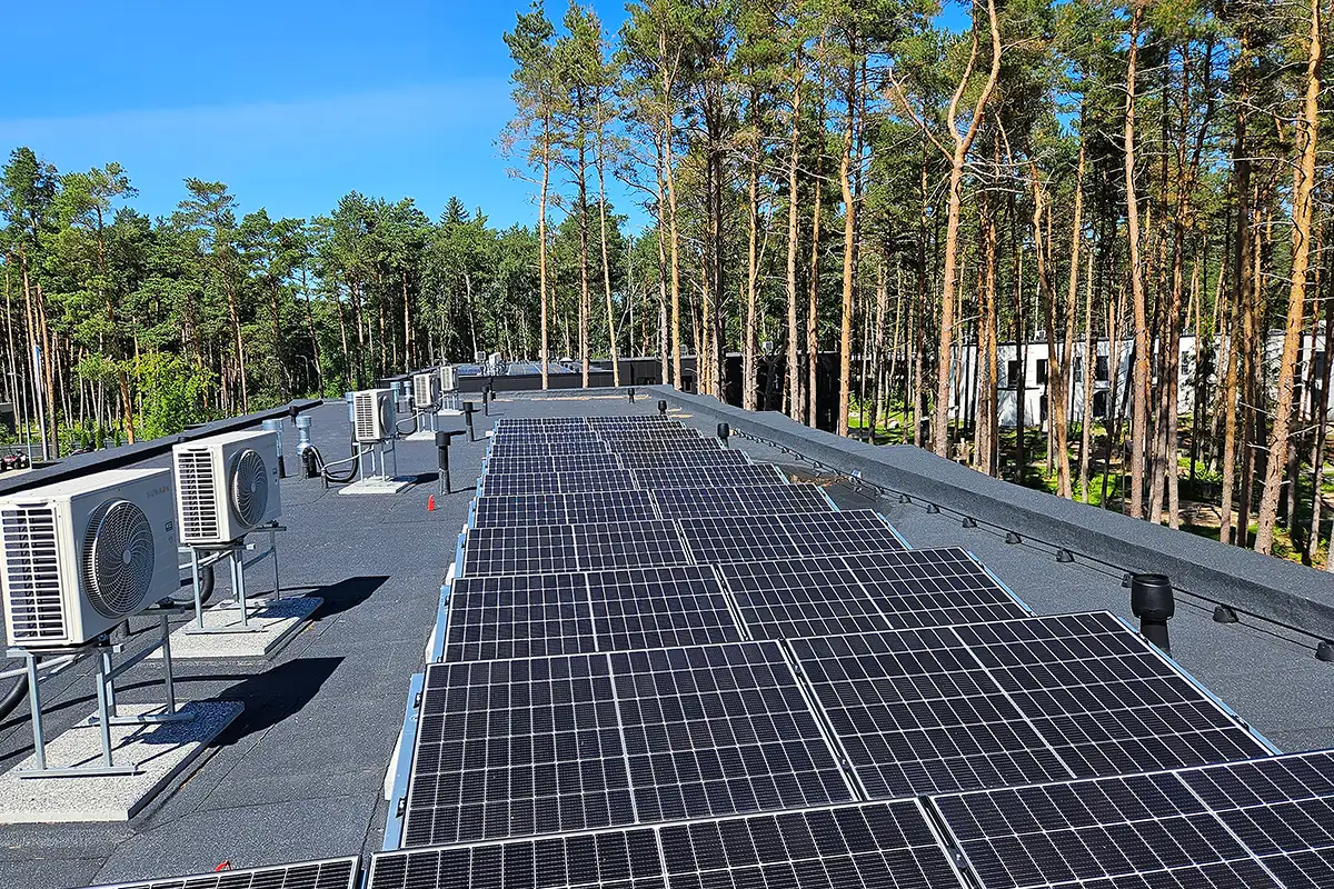 爱沙尼亚 36 套 40000 BTU 交直流混合光伏空调系统