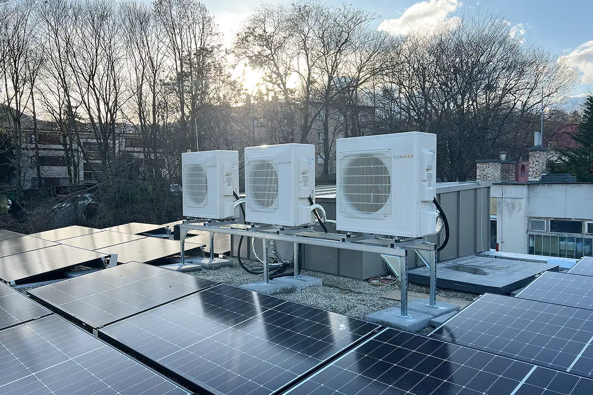 匈牙利 3 套 48000 BTU 交直流混合太阳能空调系统