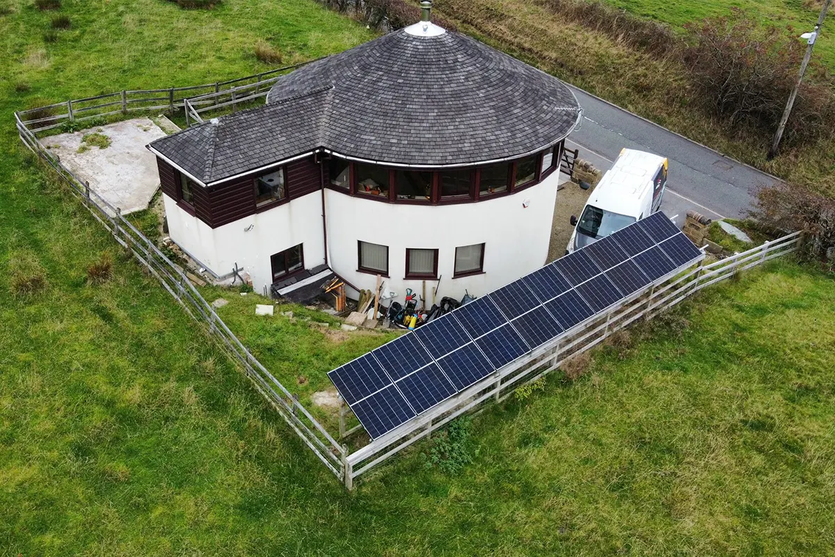 英国 4.4kW 光伏 + 12kW/36kWh 储能系统 + 5kVA 柴油发电机微电网系统