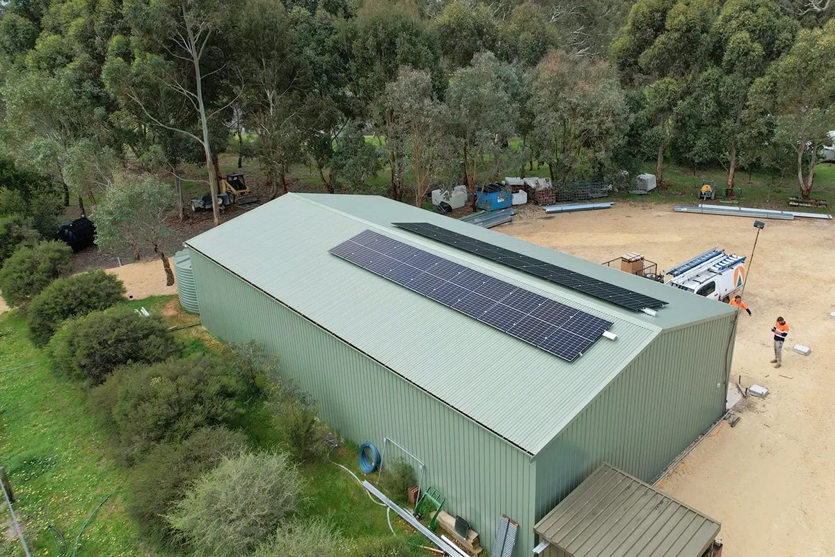 澳大利亚 7.4kW 光伏 + 6kW/6kWh 储能系统 + 5kVA 柴油发电机混合系统