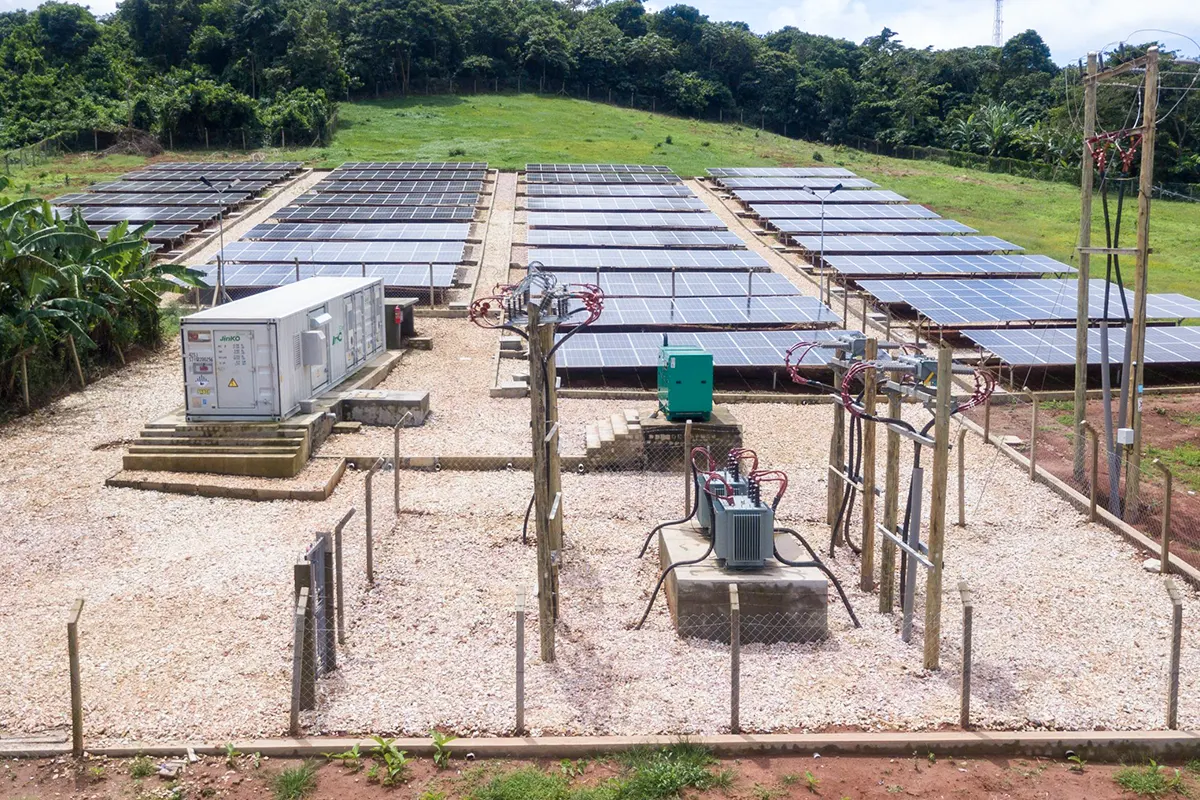 乌干达 400kW 光伏 + 250kW/945kWh 储能 + 80kW 柴油发电机微电网项目