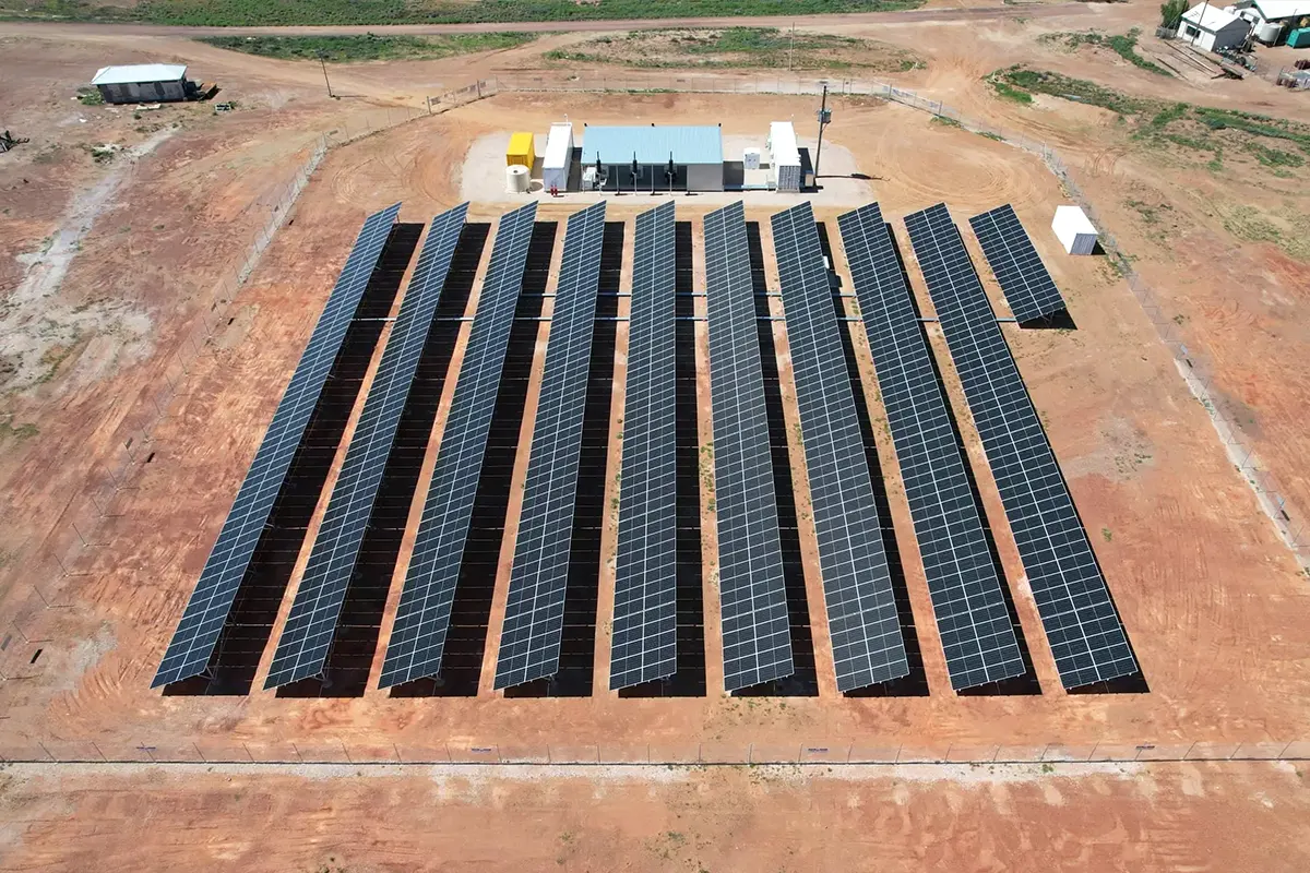 澳大利亚 569kW 光伏 + 550kW/1100kWh 储能 + 768kVA 柴油发电机微电网项目