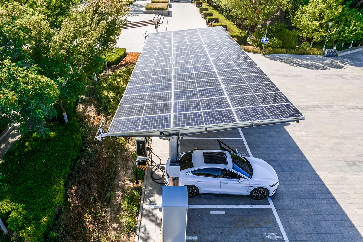 中国 72.6kW 光伏 + 100kW/350kWh 储能系统 + 180kW 电动汽车充电站