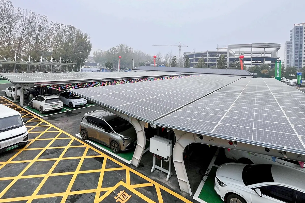 中国 220kW 光伏 + 200kW/464kWh 储能系统 + 10 台 240kW 充电桩 + 64 台 60kW 充电桩 电动汽车充电站