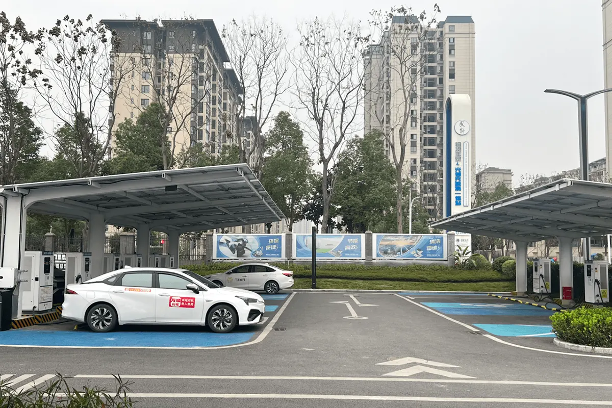 中国 280kW 光伏 + 400kW/860kWh 储能系统 + 24 台 120kW 电动汽车充电站