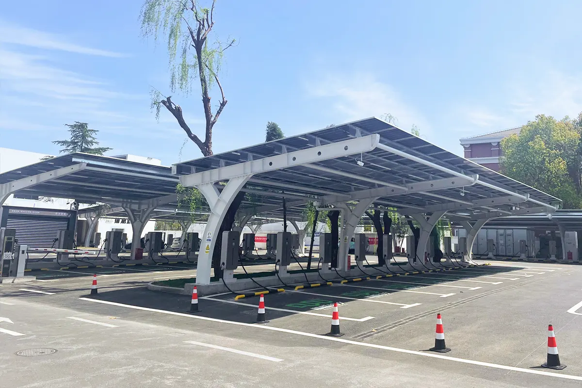 中国 250KW光伏 + 1.5MW / 3MWH储能 + 54 台 ×180KW电动汽车充电站