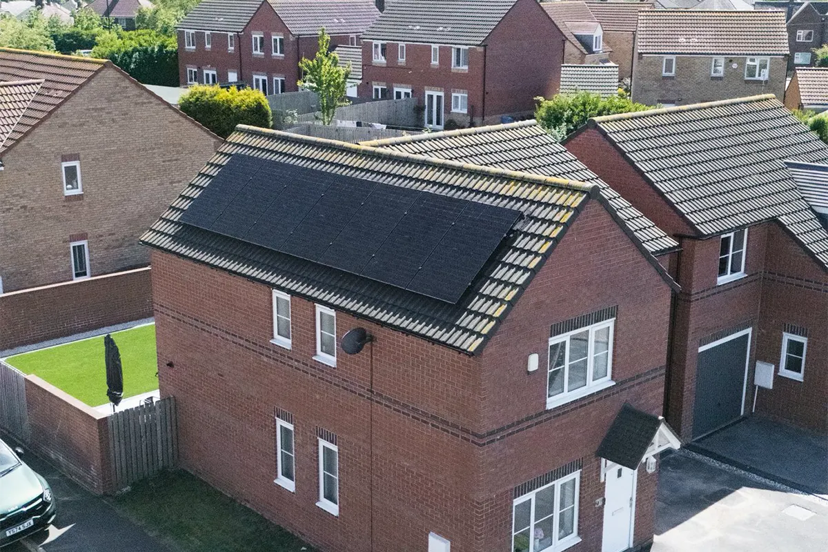 英国 5.5kW 光伏 + 10kW/20kWh 储能系统 + 7kW 电动汽车充电系统
