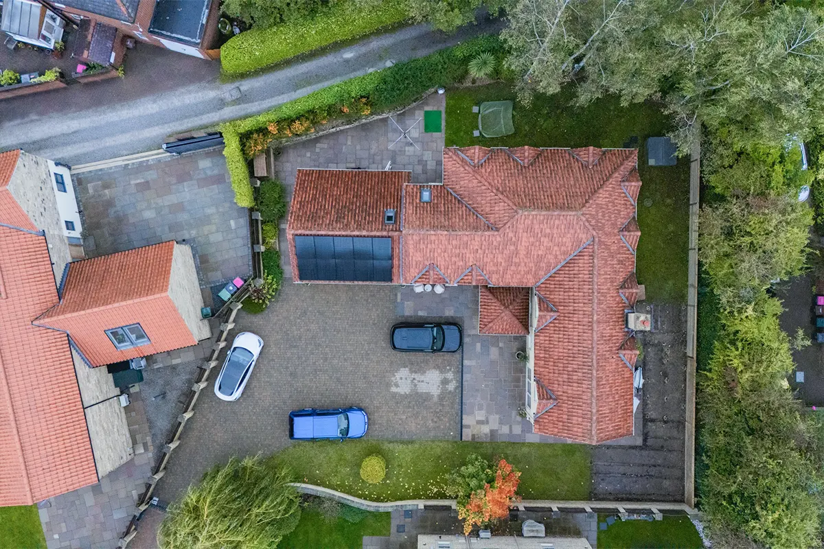 英国 4.5kW 光伏 + 5kW/9.6kWh 储能系统 + 7kW 电动汽车充电系统