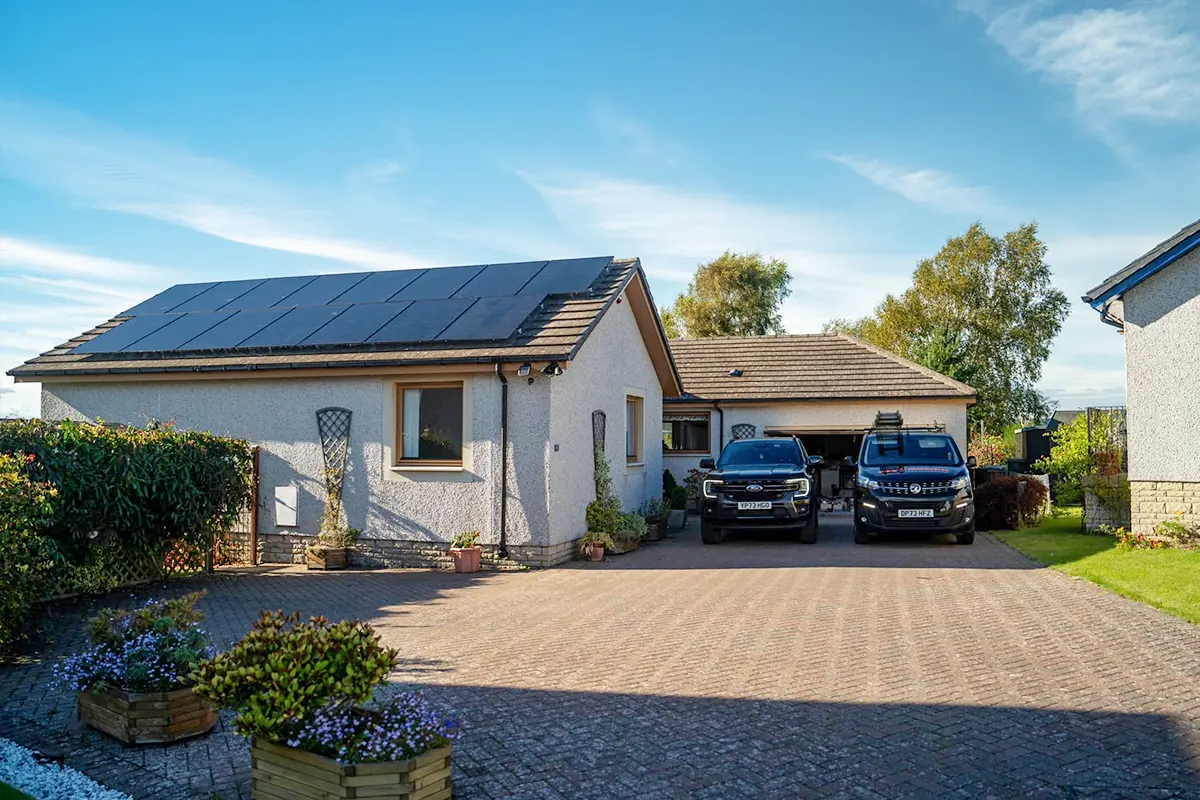 英国 6kW 光伏 + 5kW/5kWh 储能系统 + 7kW 电动汽车充电系统